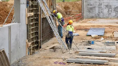 El consejero de Medio Ambiente, Vivienda y Ordenación del Territorio, Juan Carlos Suárez-Quiñones, visita las obras del nuevo edificio institucional en el Parque Tecnológico de León. Foto: Campillo.