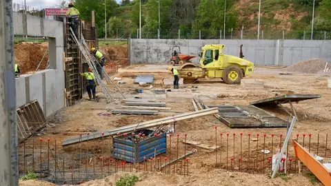 El consejero de Medio Ambiente, Vivienda y Ordenación del Territorio, Juan Carlos Suárez-Quiñones, visita las obras del nuevo edificio institucional en el Parque Tecnológico de León. Foto: Campillo.