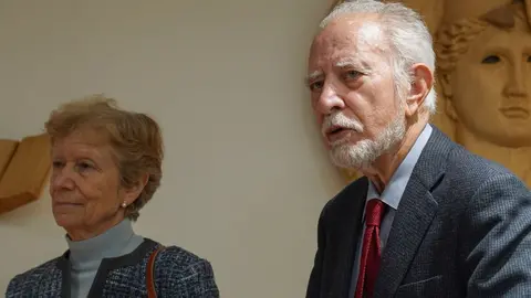 Los escritores José María Merino y Ángeles Encinar mantienen un encuentro con estudiantes, profesores y miembros de la Universidad de León. Fotos: Campillo.