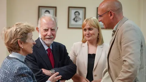 Los escritores José María Merino y Ángeles Encinar mantienen un encuentro con estudiantes, profesores y miembros de la Universidad de León. Fotos: Campillo.
