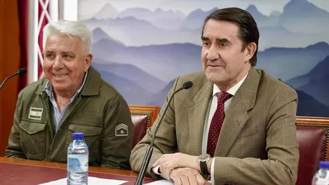 El consejero de Medio Ambiente, Vivienda y Ordenación del Territorio, Juan Carlos Suárez-Quiñones y la viceconsejera de Acción Cultural, Mar Sancho, presentan la VIII Edición de Músicos en la Montaña. Fotos: Campillo