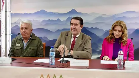 El consejero de Medio Ambiente, Vivienda y Ordenación del Territorio, Juan Carlos Suárez-Quiñones y la viceconsejera de Acción Cultural, Mar Sancho, presentan la VIII Edición de Músicos en la Montaña. Fotos: Campillo