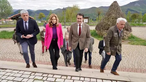 El consejero de Medio Ambiente, Vivienda y Ordenación del Territorio, Juan Carlos Suárez-Quiñones y la viceconsejera de Acción Cultural, Mar Sancho, presentan la VIII Edición de Músicos en la Montaña. Fotos: Campillo