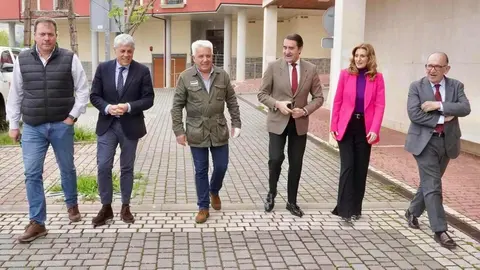 El consejero de Medio Ambiente, Vivienda y Ordenación del Territorio, Juan Carlos Suárez-Quiñones y la viceconsejera de Acción Cultural, Mar Sancho, presentan la VIII Edición de Músicos en la Montaña. Fotos: Campillo