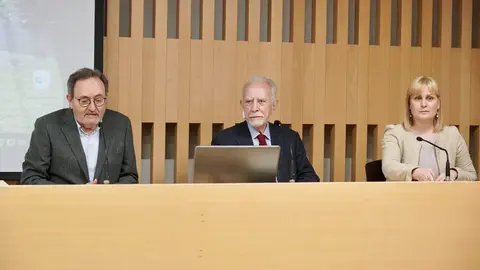 El escritor y miembro de la Real Academia Española, José María Merino, presentó este miércoles en León la antología de cuentos ‘De mundos inciertos’, a la que definió como una recopilación “muy significativa” de su obra como cuentista. Foto: Campillo