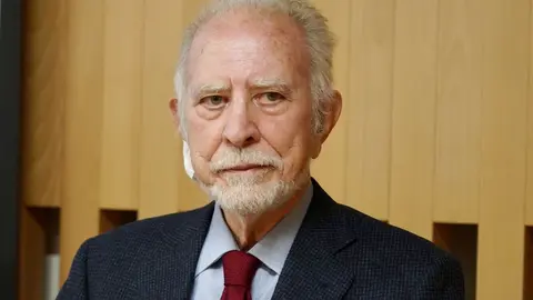 El escritor y miembro de la Real Academia Española, José María Merino, presentó este miércoles en León la antología de cuentos ‘De mundos inciertos’, a la que definió como una recopilación “muy significativa” de su obra como cuentista. Foto: Campillo