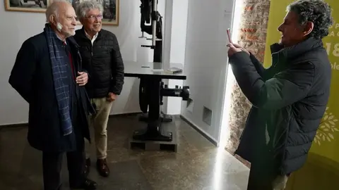 El escritor y miembro de la Real Academia Española, José María Merino, presentó este miércoles en León la antología de cuentos ‘De mundos inciertos’, a la que definió como una recopilación “muy significativa” de su obra como cuentista. Foto: Campillo