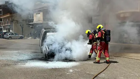 Bomberos de León han tenido que intervenir en la localidad de Puente Villarente por el incendio de un vehículo. Foto: Bomberos León
