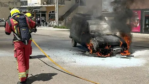 Bomberos de León han tenido que intervenir en la localidad de Puente Villarente por el incendio de un vehículo. Foto: Bomberos León