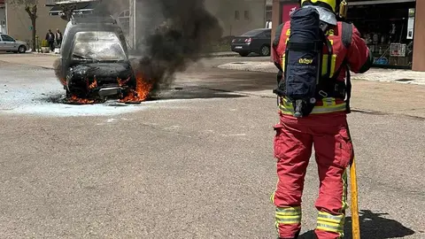 Bomberos de León han tenido que intervenir en la localidad de Puente Villarente por el incendio de un vehículo. Foto: Bomberos León