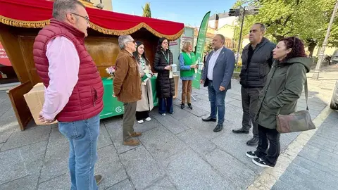 La Asociación Española contra el Cáncer sale a la calle para pedir apoyo social con el objetivo de alcanzar el 70% de supervivencia en 2030. En la imagen, representantes de la Diputación ante una de las mesas instaladas en la ciudad.