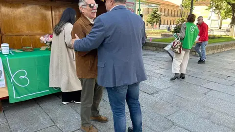 La Asociación Española contra el Cáncer sale a la calle para pedir apoyo social con el objetivo de alcanzar el 70% de supervivencia en 2030. En la imagen, representantes de la Diputación ante una de las mesas instaladas en la ciudad.