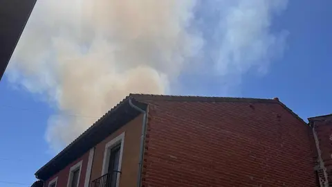 Efectivos de Bomberos de León se han desplazado a la localidad sofocando las llamas, que avanzaban a otra vivienda próxima.