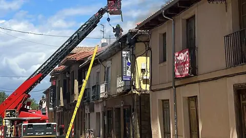 Efectivos de Bomberos de León se han desplazado a la localidad sofocando las llamas, que avanzaban a otra vivienda próxima.