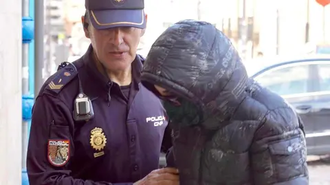 La acusada, a su llega a juicio. Foto: Campillo