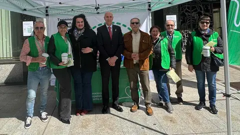 Este 8 de marzo León sale a las calles para recabar fondos con los que luchar contra el cáncer. Varios concejales y el alcalde de la ciudad, José Antonio Diez, han querido acompañar a los voluntarios. Fotos: Ayto León