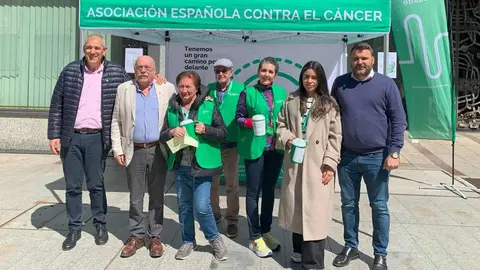 Este 8 de marzo León sale a las calles para recabar fondos con los que luchar contra el cáncer. Varios concejales y el alcalde de la ciudad, José Antonio Diez, han querido acompañar a los voluntarios. Fotos: Ayto León