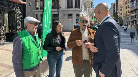 Este 8 de marzo León sale a las calles para recabar fondos con los que luchar contra el cáncer. Varios concejales y el alcalde de la ciudad, José Antonio Diez, han querido acompañar a los voluntarios. Fotos: Ayto León