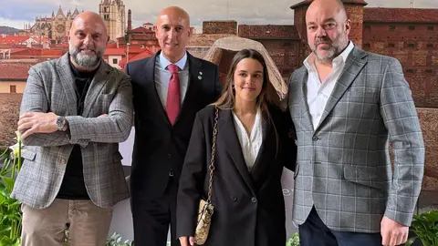 La campeona del mundo de surf adaptado ha donado íntegramente los 3.000 euros del galardón a Amidown León.