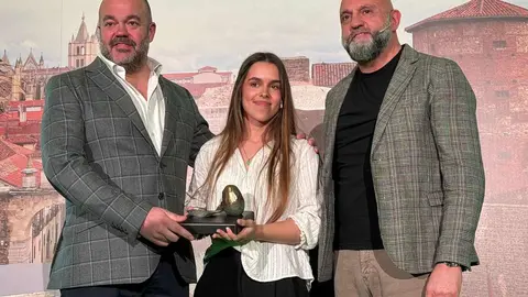 La campeona del mundo de surf adaptado ha donado íntegramente los 3.000 euros del galardón a Amidown León.