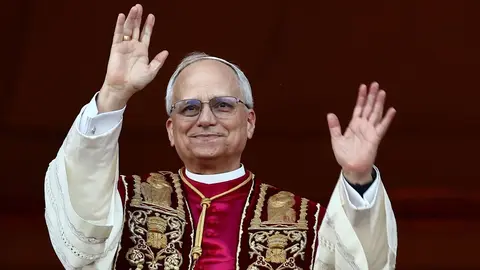 Robert Francis Prevost, elegido como sucesor de Pedro, dejó huella en su visita a la capital leonesa en 2002 como Prior General de los Agustinos, donde fue nombrado Asociado de Honor por los antiguos alumnos del colegio Nuestra Madre del Buen Consejo.