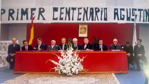 Robert Francis Prevost, elegido como sucesor de Pedro, dejó huella en su visita a la capital leonesa en 2002 como Prior General de los Agustinos, donde fue nombrado Asociado de Honor por los antiguos alumnos del colegio Nuestra Madre del Buen Consejo.