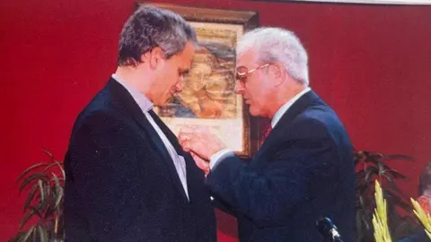 Robert Francis Prevost, elegido como sucesor de Pedro, dejó huella en su visita a la capital leonesa en 2002 como Prior General de los Agustinos, donde fue nombrado Asociado de Honor por los antiguos alumnos del colegio Nuestra Madre del Buen Consejo.