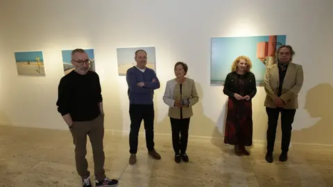 La muestra fotográfica, que permanecerá abierta hasta el 6 de julio, convierte el recuerdo en imagen a través de evocadoras escenas junto al mar.