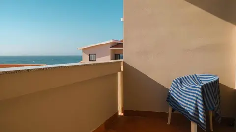 La muestra fotográfica, que permanecerá abierta hasta el 6 de julio, convierte el recuerdo en imagen a través de evocadoras escenas junto al mar.