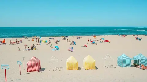 La muestra fotográfica, que permanecerá abierta hasta el 6 de julio, convierte el recuerdo en imagen a través de evocadoras escenas junto al mar.