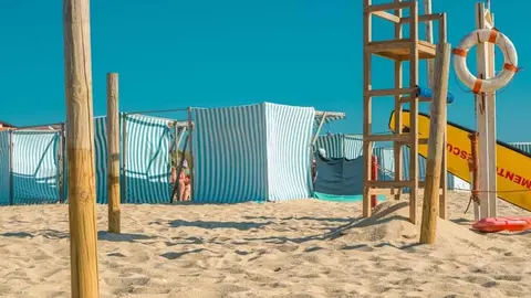 La muestra fotográfica, que permanecerá abierta hasta el 6 de julio, convierte el recuerdo en imagen a través de evocadoras escenas junto al mar.