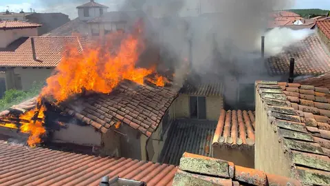Efectivos de Bomberos de León se han desplazado a la localidad sofocando las llamas, que avanzaban a otra vivienda próxima. Foto: Bomberos León