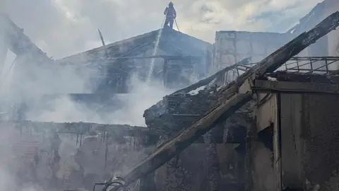 Efectivos de Bomberos de León se han desplazado a la localidad sofocando las llamas, que avanzaban a otra vivienda próxima. Foto: Bomberos León