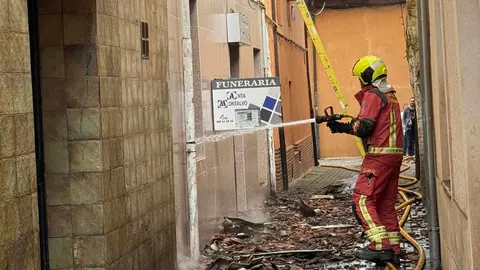Efectivos de Bomberos de León se han desplazado a la localidad sofocando las llamas, que avanzaban a otra vivienda próxima. Foto: Bomberos León