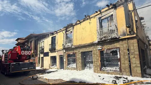 Efectivos de Bomberos de León se han desplazado a la localidad sofocando las llamas, que avanzaban a otra vivienda próxima. Foto: Bomberos León