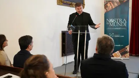 El presidente de las Cortes Autonómicas y de la Fundación de Castilla y León, Carlos Pollán, asiste a la presentación del proyecto ‘Nostra et Mundi’.  Fotos: Campillo