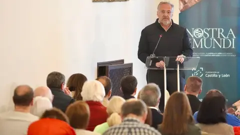 El presidente de las Cortes Autonómicas y de la Fundación de Castilla y León, Carlos Pollán, asiste a la presentación del proyecto ‘Nostra et Mundi’.  Fotos: Campillo