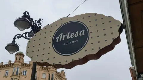 El emblemático comercio de alimentación de calidad baja la persiana este viernes tras más de 70 años de historia sin relevo para continuar con su legado.