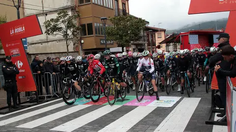 La localidad leonesa arropa a las 125 corredoras en el inicio de una etapa decisiva que concluye en el Alto de Cotobello tras 152 exigentes kilómetros. Fotos: Peio García