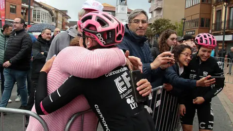La localidad leonesa arropa a las 125 corredoras en el inicio de una etapa decisiva que concluye en el Alto de Cotobello tras 152 exigentes kilómetros. Fotos: Peio García