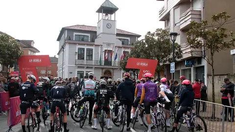La localidad leonesa arropa a las 125 corredoras en el inicio de una etapa decisiva que concluye en el Alto de Cotobello tras 152 exigentes kilómetros. Fotos: Peio García