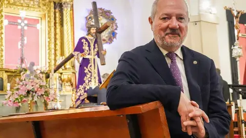 Preparativos de la Cofradía del Dulce Nombre de Jesús Nazareno de León para participar en la Gran Procesión de Roma. En la imagen, Ignacio Tejera, abad de la Cofradía del Dulce Nombre de Jesús Nazareno. Foto: Campillo
