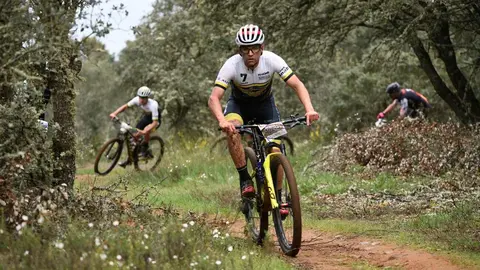 Más de 400 ciclistas han afrontado una dura contrarreloj inicial marcada por la lluvia y los espectaculares paisajes maragatos.