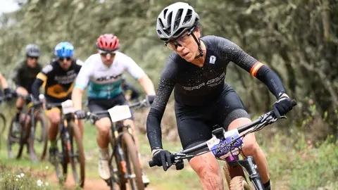 Más de 400 ciclistas han afrontado una dura contrarreloj inicial marcada por la lluvia y los espectaculares paisajes maragatos.