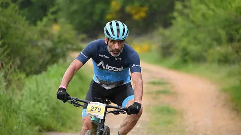 Más de 400 ciclistas han afrontado una dura contrarreloj inicial marcada por la lluvia y los espectaculares paisajes maragatos.