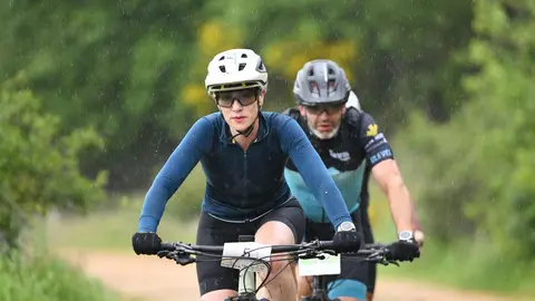 Más de 400 ciclistas han afrontado una dura contrarreloj inicial marcada por la lluvia y los espectaculares paisajes maragatos.