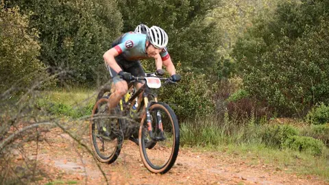 Más de 400 ciclistas han afrontado una dura contrarreloj inicial marcada por la lluvia y los espectaculares paisajes maragatos.