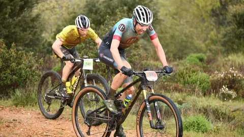 Más de 400 ciclistas han afrontado una dura contrarreloj inicial marcada por la lluvia y los espectaculares paisajes maragatos.