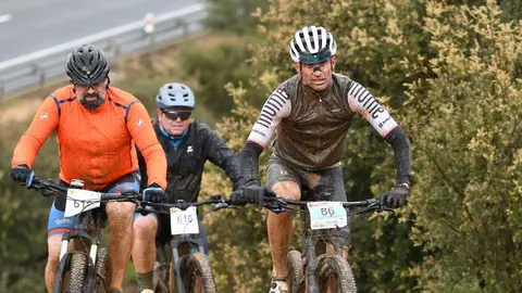 Más de 400 ciclistas han afrontado una dura contrarreloj inicial marcada por la lluvia y los espectaculares paisajes maragatos.
