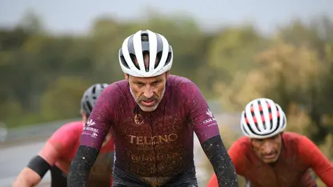 Más de 400 ciclistas han afrontado una dura contrarreloj inicial marcada por la lluvia y los espectaculares paisajes maragatos.
